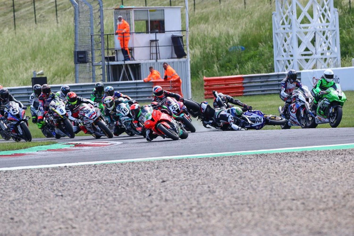 Старт первой гонки IDM Superbike в Мосте с другого ракурса Старт первой гонки IDM Superbike в Мосте с другого ракурса