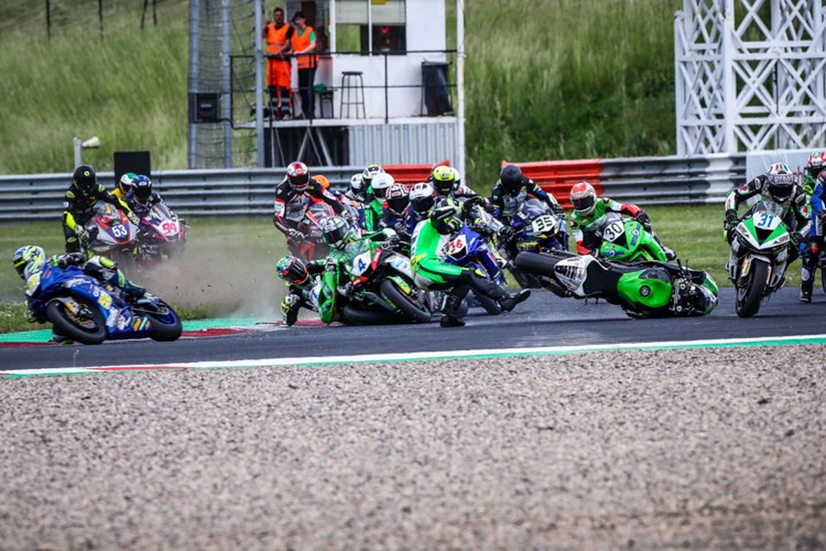 Хаос на старте гонки IDM Supersport: боулинг в первом повороте Хаос на старте гонки IDM Supersport: боулинг в первом повороте