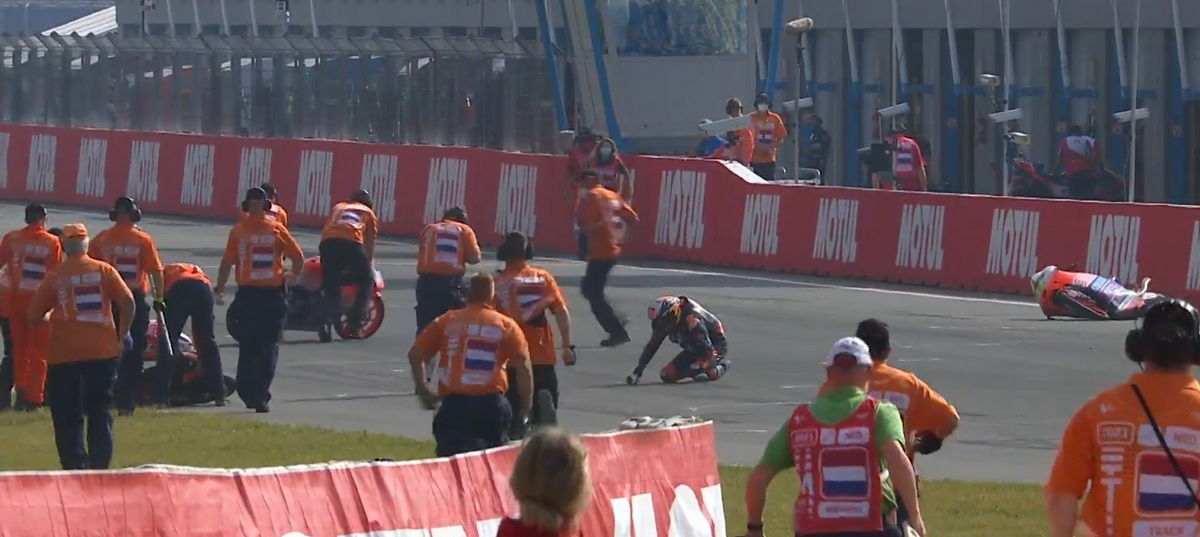 Авария в последнем повороте TT Circuit Assen Авария в последнем повороте TT Circuit Assen