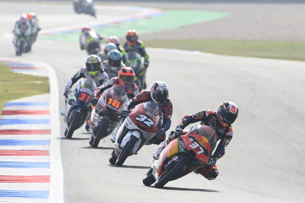 Педро Акоста неспешно пробивается в группу лидеров DutchGP Педро Акоста неспешно пробивается в группу лидеров DutchGP