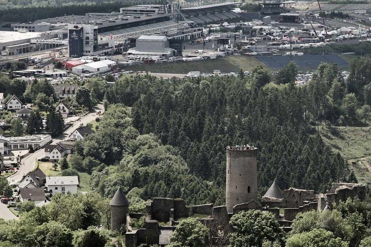 Вид на Nurburgring через замок Нюрбург Вид на Nurburgring через замок Нюрбург