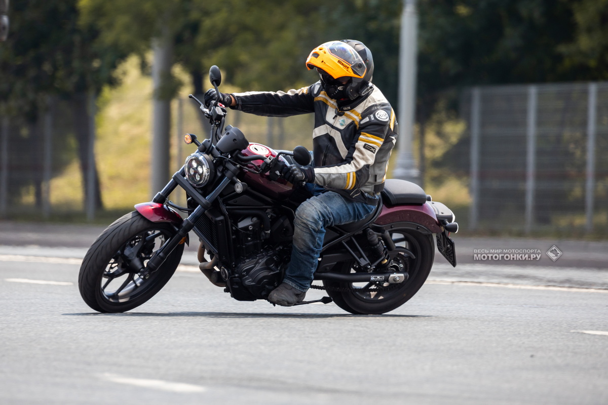 Honda Rebel 1100 разворачивает буквально на месте, ему достаточно 3 метров Honda Rebel 1100 разворачивает буквально на месте, ему достаточно 3 метров