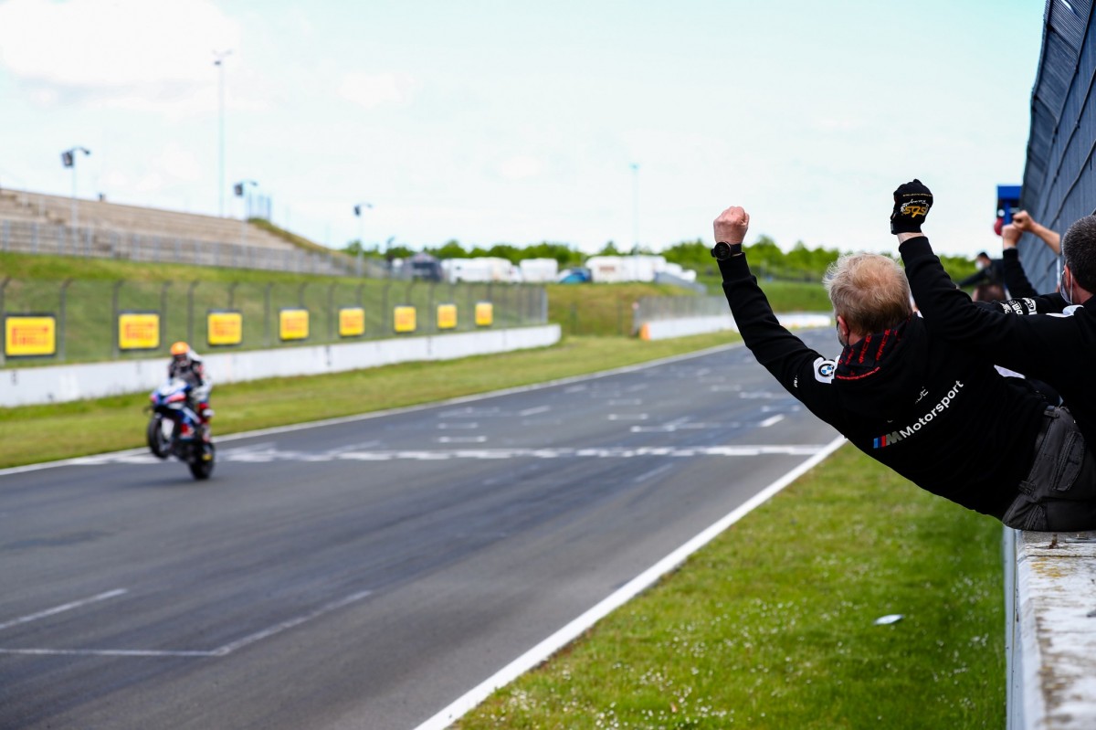 Победа в Ошерслебене вывела Михальчика в лидеры IDM Superbike, но затем он провалился на 9-ю позицию Победа в Ошерслебене вывела Михальчика в лидеры IDM Superbike, но затем он провалился на 9-ю позицию