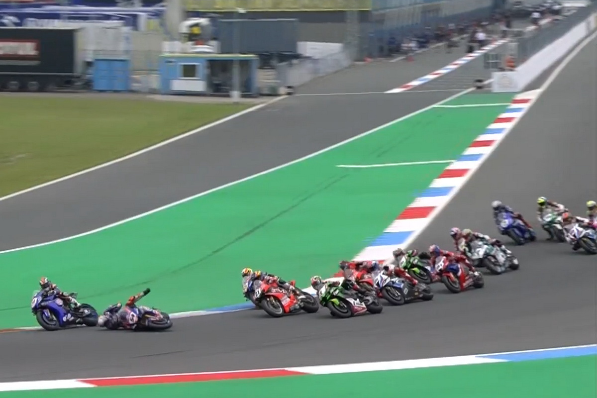 Герлофф выносит Разгатлиоглу на старте NDLWorldSBK Герлофф выносит Разгатлиоглу на старте NDLWorldSBK