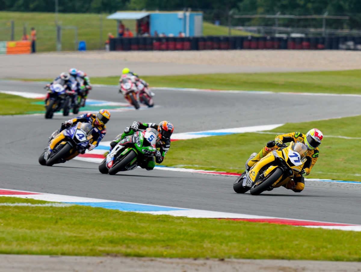 Доминик Эгертер возглавляет гонку WorldSSP в Ассене Доминик Эгертер возглавляет гонку WorldSSP в Ассене