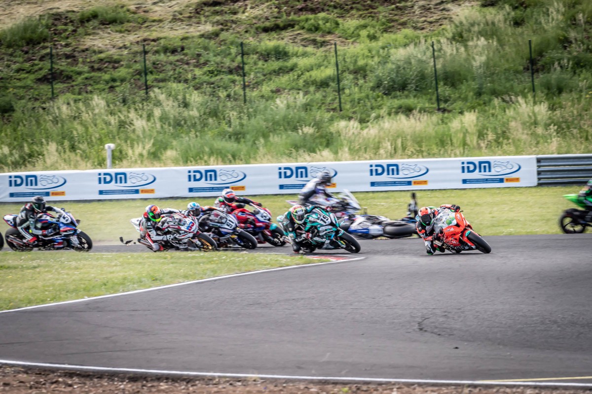 Старт первого заезда IDM Superbike в Мосте, июнь 2021 года Старт первого заезда IDM Superbike в Мосте, июнь 2021 года