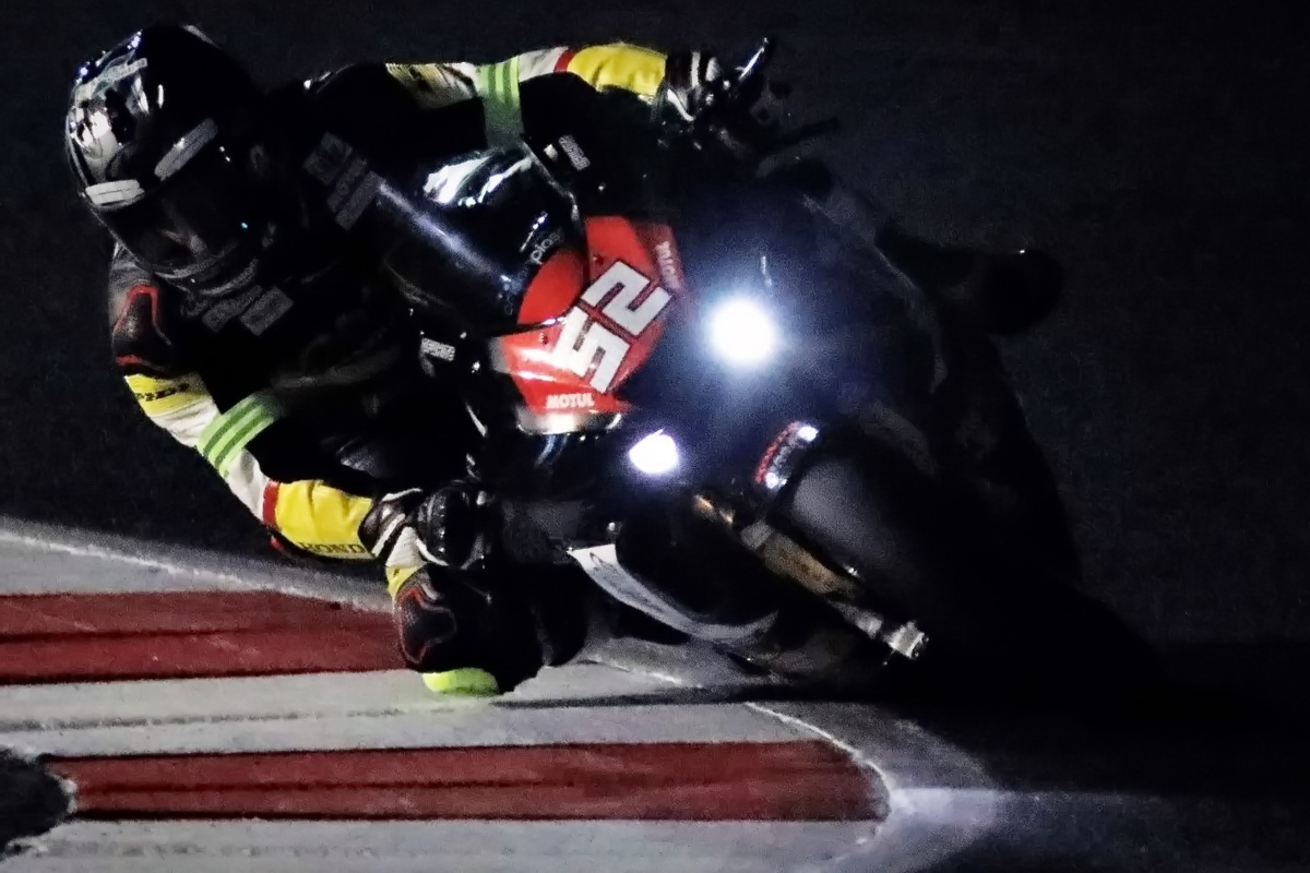 Алессандро Дельбьянко на BMW выиграл ночную квалификацию CIV Superbike в Мизано Алессандро Дельбьянко на BMW выиграл ночную квалификацию CIV Superbike в Мизано