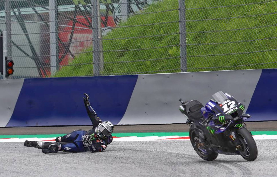 Маверик Виньялес катапультировался с мотоцикла в 1-м повороте Red Bull Ring после отказа тормозов Маверик Виньялес катапультировался с мотоцикла в 1-м повороте Red Bull Ring после отказа тормозов