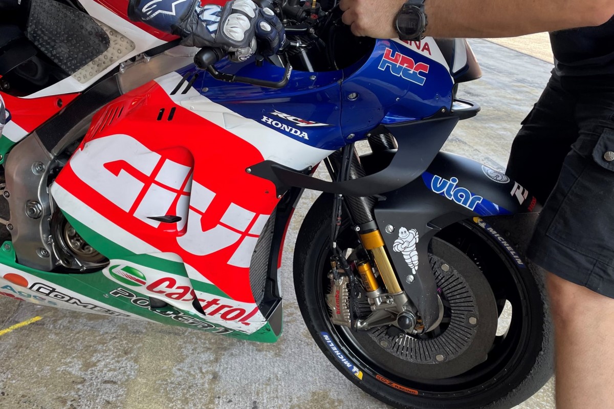 Тормозные диски с радиальной перфорацией на прототипе LCR Honda RC213V Тормозные диски с радиальной перфорацией на прототипе LCR Honda RC213V