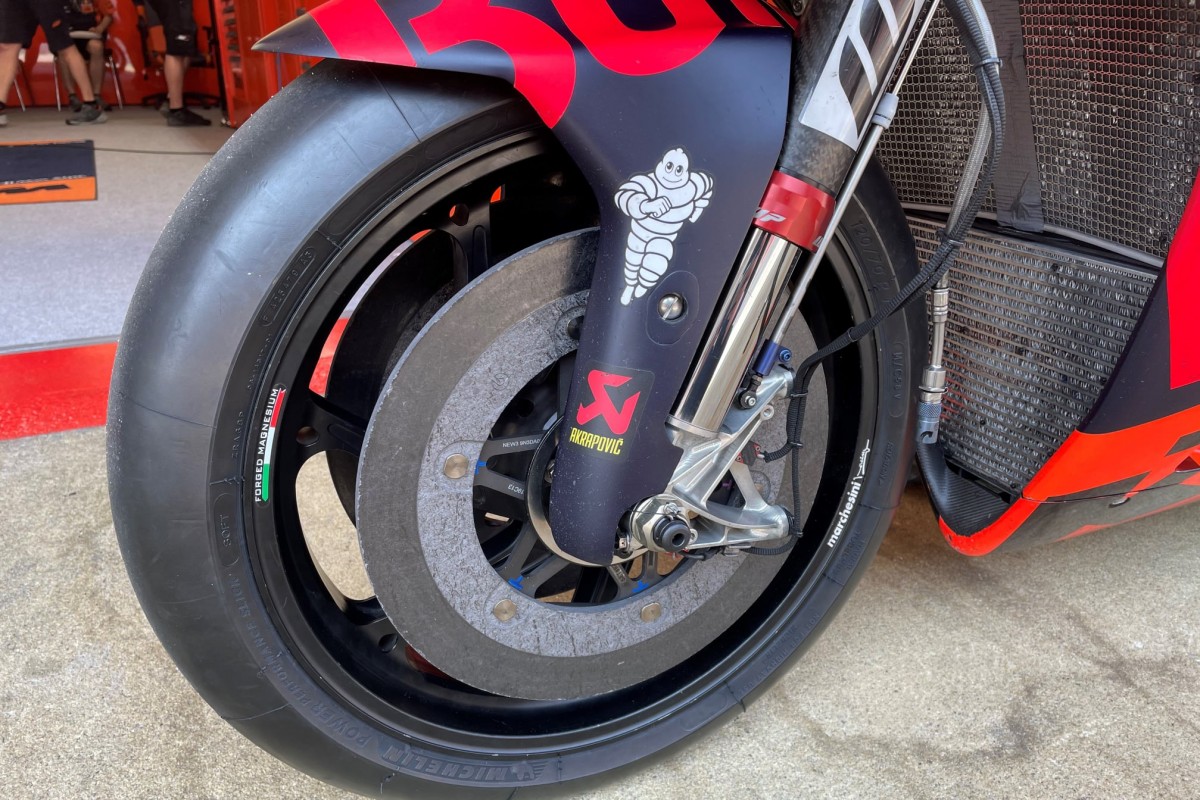 Современные карбоновые диски Brembo со стальным сердечником 340 мм Современные карбоновые диски Brembo со стальным сердечником 340 мм