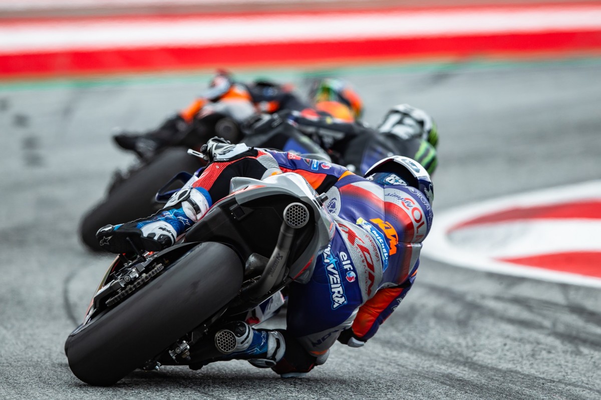 Мигель Оливера в близкой схватке с Ducati на Red Bull Ring в 2020 году Мигель Оливера в близкой схватке с Ducati на Red Bull Ring в 2020 году