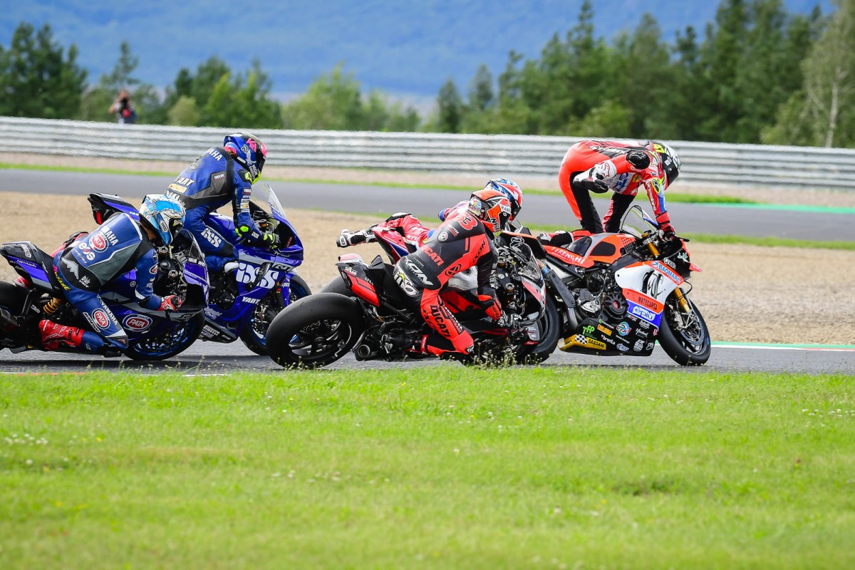 Массовый завал на старте воскресной гонки WorldSBK в Мосте Массовый завал на старте воскресной гонки WorldSBK в Мосте