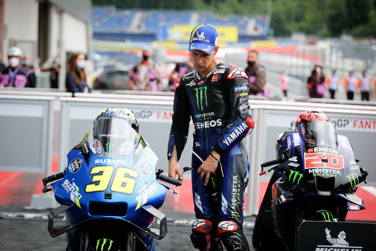 Фабио Куартараро изучает holeshot device Suzuki после финиша Гран-При Штирии Фабио Куартараро изучает holeshot device Suzuki после финиша Гран-При Штирии