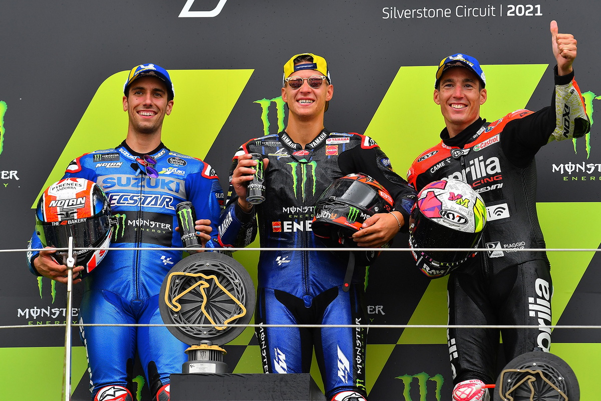 Подиум Гран-При Великобритании: Suzuki, Aprilia и Yamaha Подиум Гран-При Великобритании: Suzuki, Aprilia и Yamaha