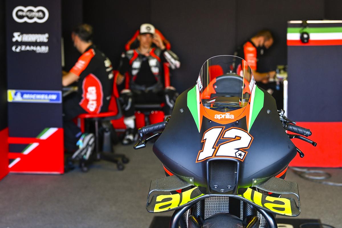 Маверик Виньялес и его Aprilia RS-GP на тестах в Мизано Маверик Виньялес и его Aprilia RS-GP на тестах в Мизано