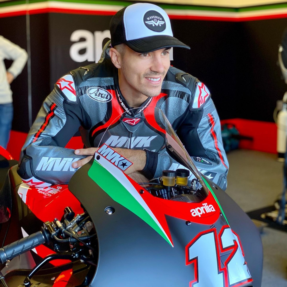 Alpinestars уже нарисовал для новобранца Aprilia комбинезон Alpinestars уже нарисовал для новобранца Aprilia комбинезон