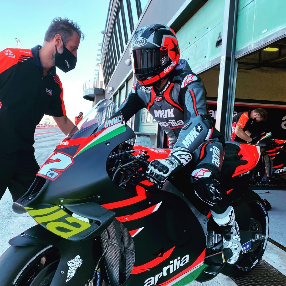 Alpinestars уже нарисовал для новобранца Aprilia комбинезон Alpinestars уже нарисовал для новобранца Aprilia комбинезон