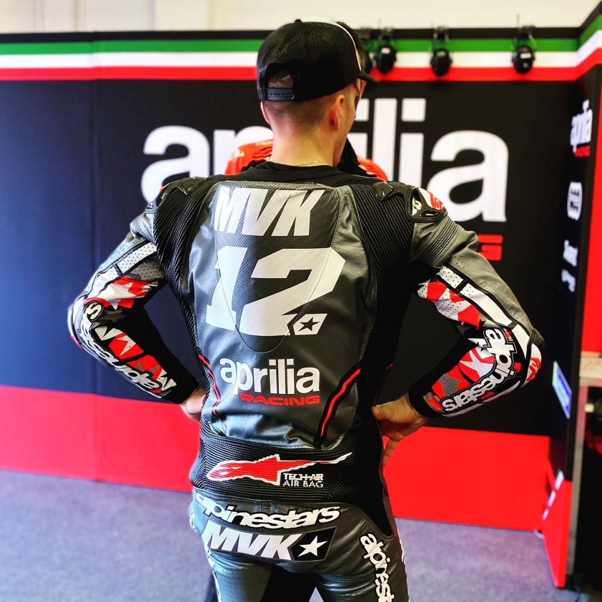 Alpinestars уже нарисовал для новобранца Aprilia комбинезон Alpinestars уже нарисовал для новобранца Aprilia комбинезон