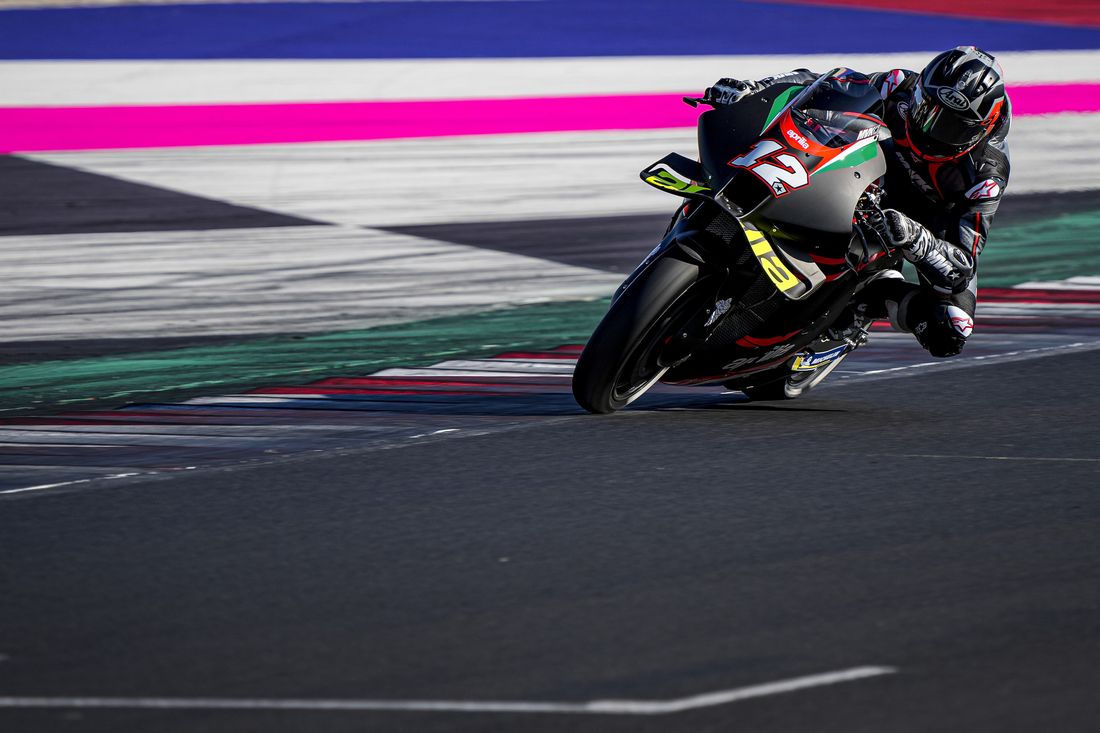 Маверик Виньялес и его Aprilia RS-GP на тестах в Мизано Маверик Виньялес и его Aprilia RS-GP на тестах в Мизано