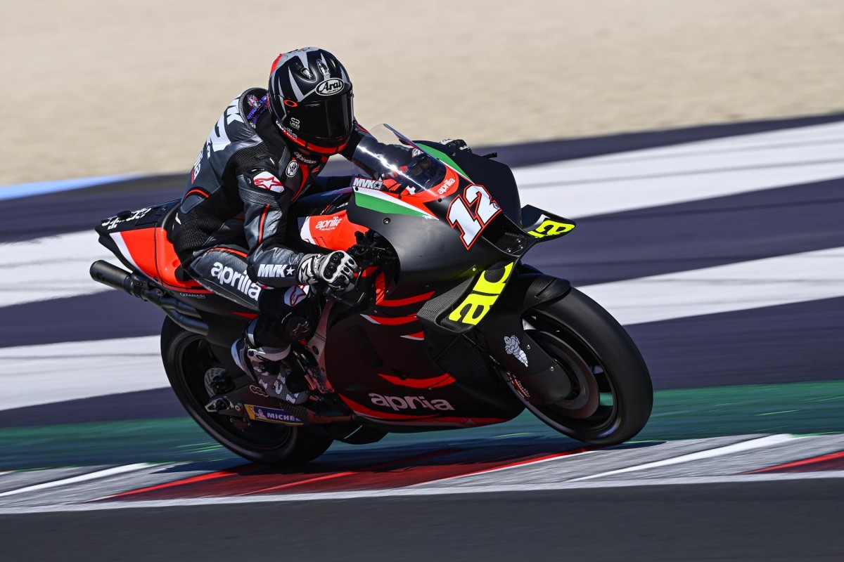 Маверик Виньялес и его Aprilia RS-GP на тестах в Мизано Маверик Виньялес и его Aprilia RS-GP на тестах в Мизано