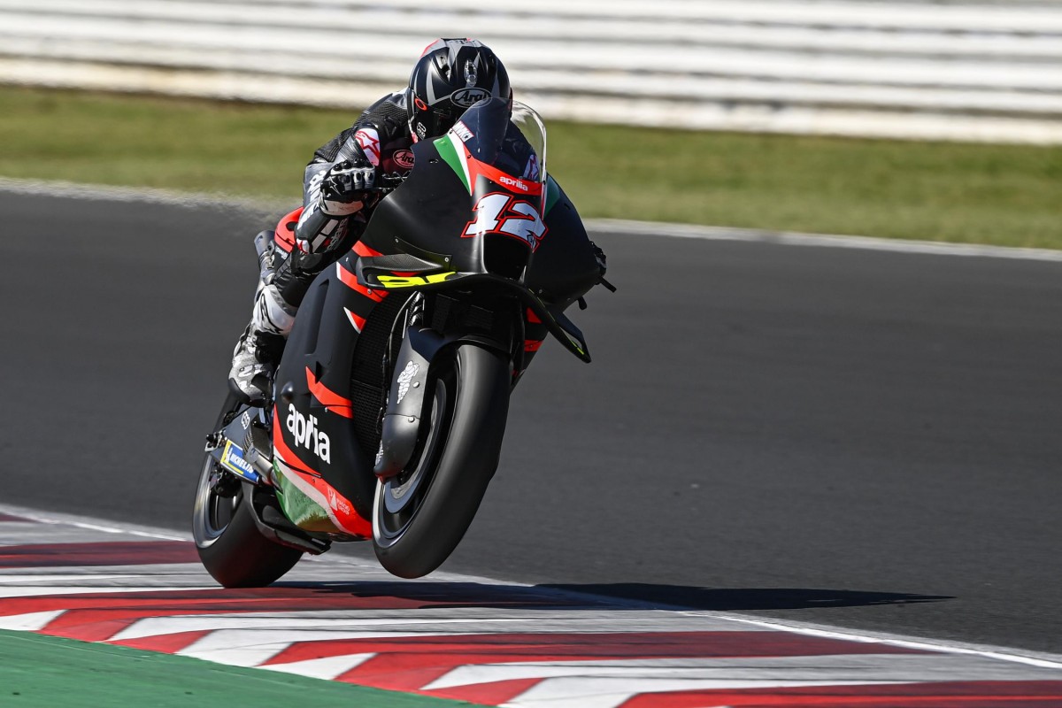 Маверик Виньялес и его Aprilia RS-GP на тестах в Мизано Маверик Виньялес и его Aprilia RS-GP на тестах в Мизано