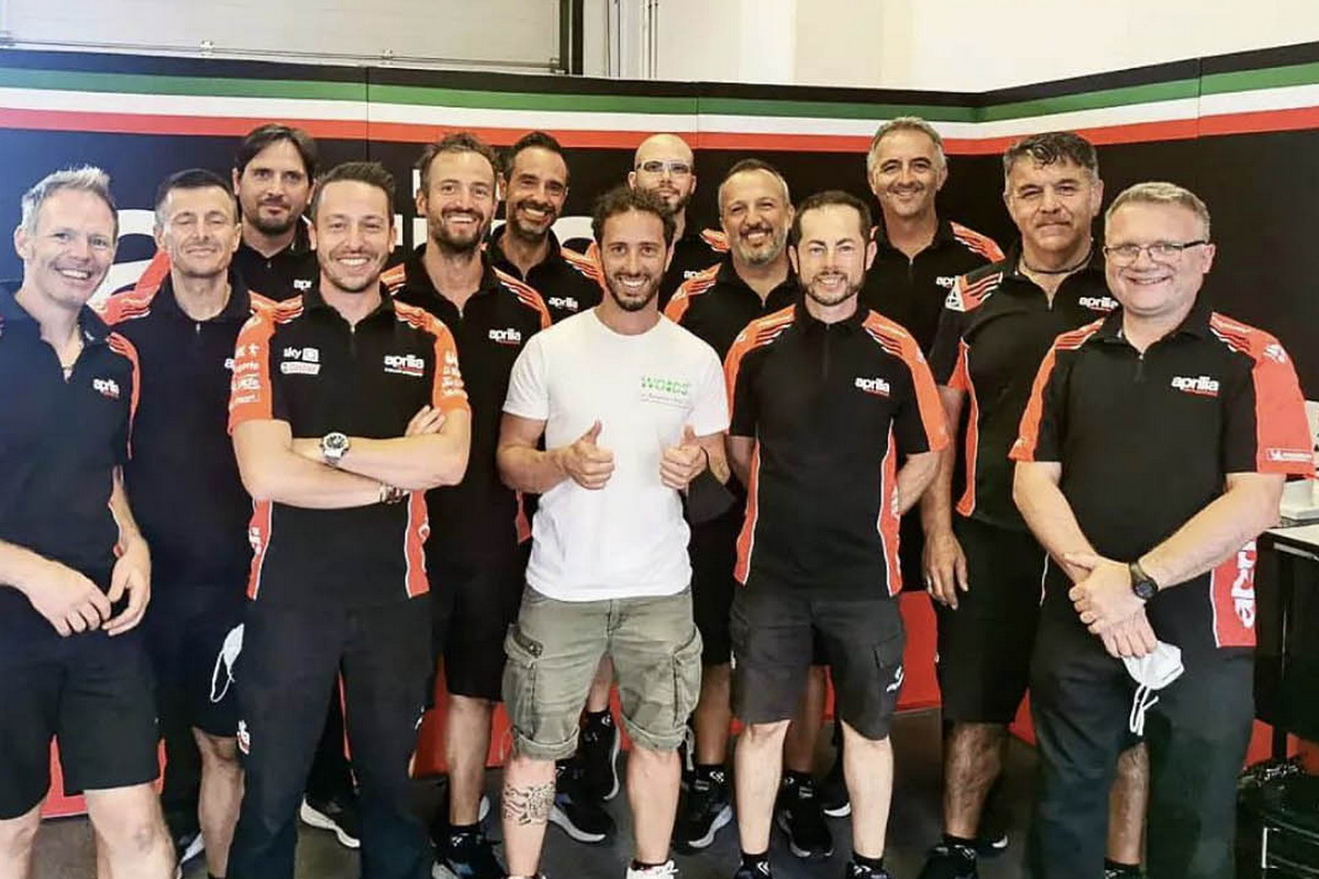 Андреа Довициозо заехал в Мизано, чтобы поздравить Aprilia с подиумом Андреа Довициозо заехал в Мизано, чтобы поздравить Aprilia с подиумом