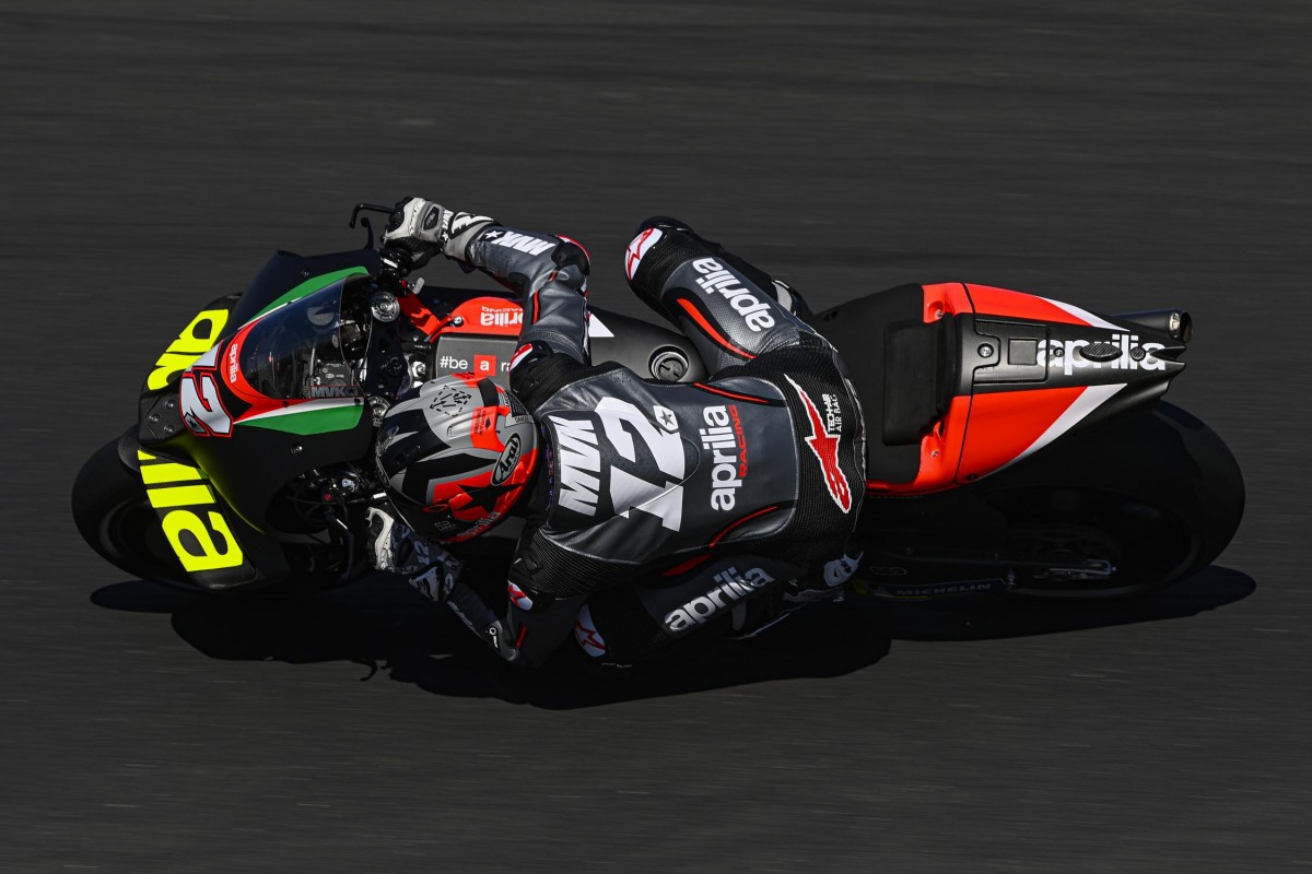 Маверик Виньялес и его Aprilia RS-GP на тестах в Мизано Маверик Виньялес и его Aprilia RS-GP на тестах в Мизано