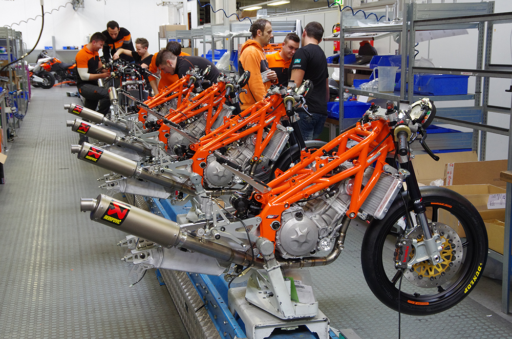 На сборочной линии KTM в Маттигхофене: достаточно изменить цвет рамы, и RC250 превратится в... Husqvarna! На сборочной линии KTM в Маттигхофене: достаточно изменить цвет рамы, и RC250 превратится в... Husqvarna!
