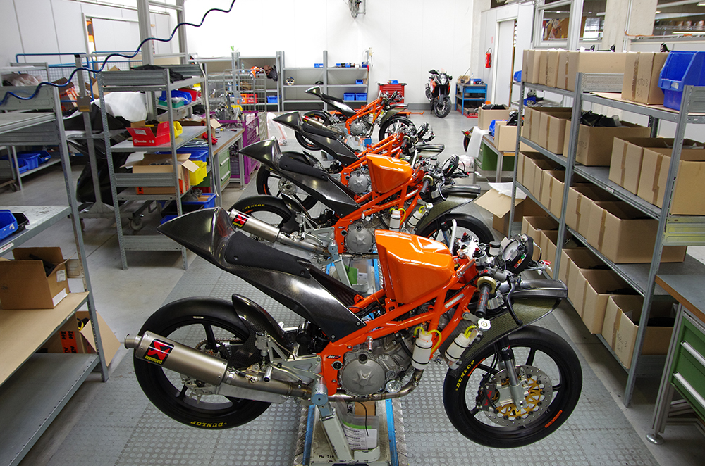 На сборочной линии KTM: прототипы Moto3 собираются пачками На сборочной линии KTM: прототипы Moto3 собираются пачками