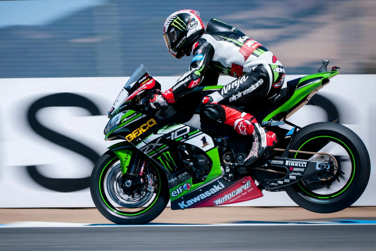 Джонатан Рэй из Kawasaki Racing Team жестко оттормаживается перед 1-м поворотом Motorland Aragon Джонатан Рэй из Kawasaki Racing Team жестко оттормаживается перед 1-м поворотом Motorland Aragon