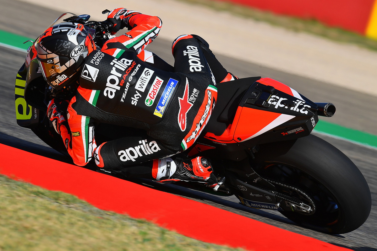 Маверик Виньялес в новом комбинезоне Aprilia Racing Маверик Виньялес в новом комбинезоне Aprilia Racing