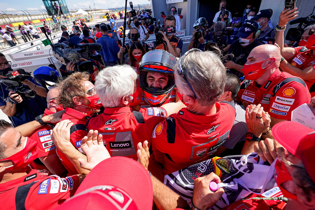 Первая победа Баньяи в MotoGP с Ducati Lenovo Team - Луиджи ДальИнья и Паоло Чьабатти в первых рядах на обнимашки! Первая победа Баньяи в MotoGP с Ducati Lenovo Team - Луиджи ДальИнья и Паоло Чьабатти в первых рядах на обнимашки!