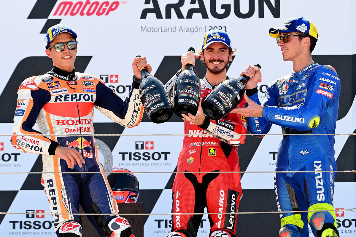 Маркес, Баньяя и Мир - Honda, Ducati и Suzuki на подиуме Гран-При Арагона Маркес, Баньяя и Мир - Honda, Ducati и Suzuki на подиуме Гран-При Арагона