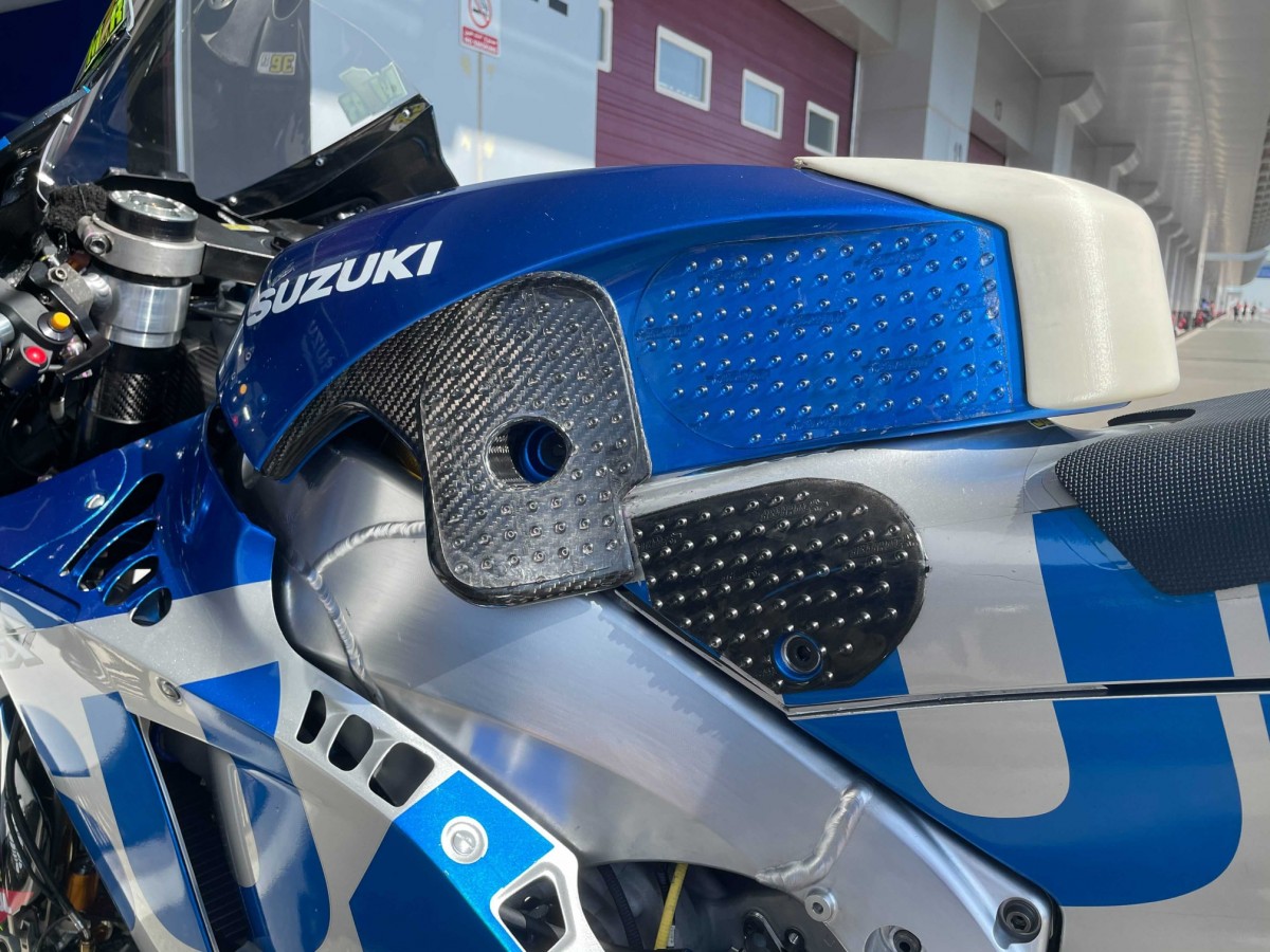 Дополнительная деталь эргономики на Team Suzuki Ecstar GSX-RR Жоана Мира Дополнительная деталь эргономики на Team Suzuki Ecstar GSX-RR Жоана Мира