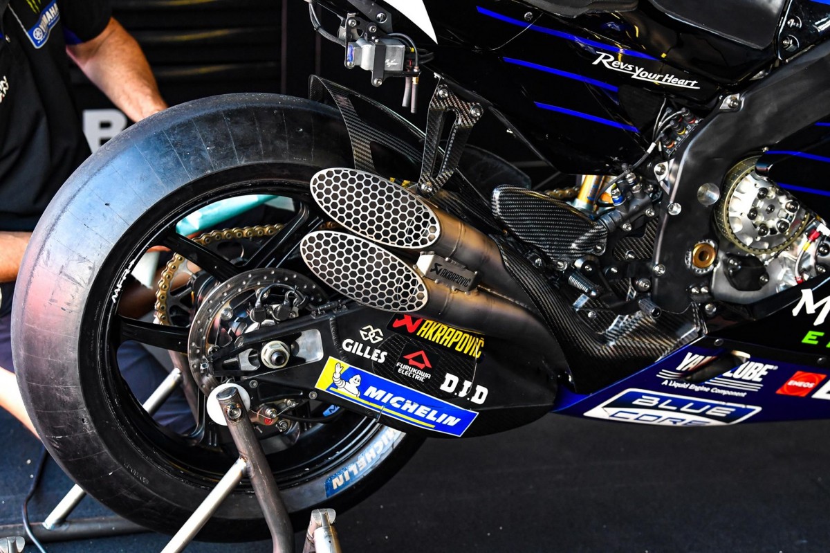 Обновленная выпускная система Akrapovic на прототипе Yamaha YZR-M1 Обновленная выпускная система Akrapovic на прототипе Yamaha YZR-M1