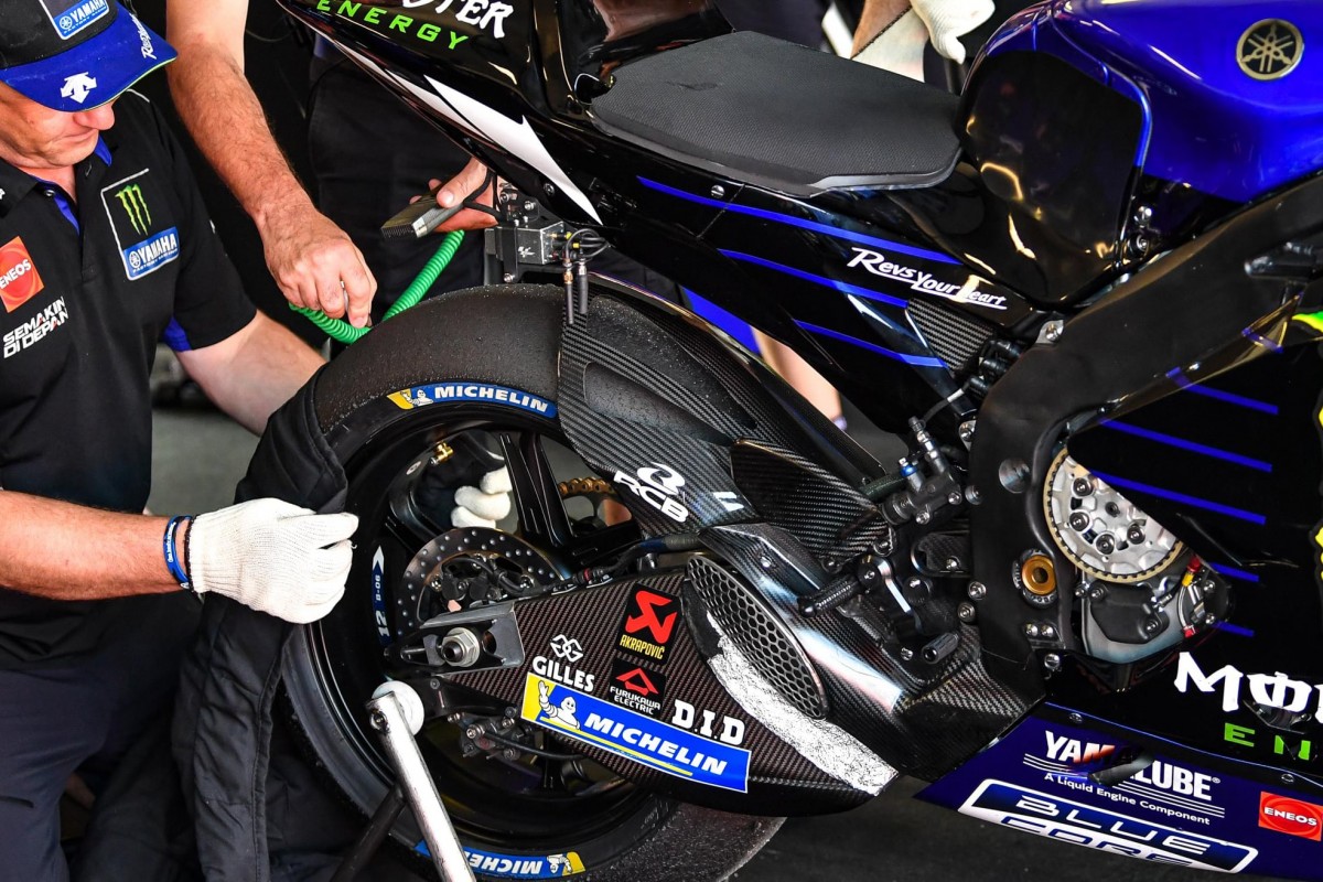 Карбоновый маятник на Yamaha YZR-M1 Карбоновый маятник на Yamaha YZR-M1