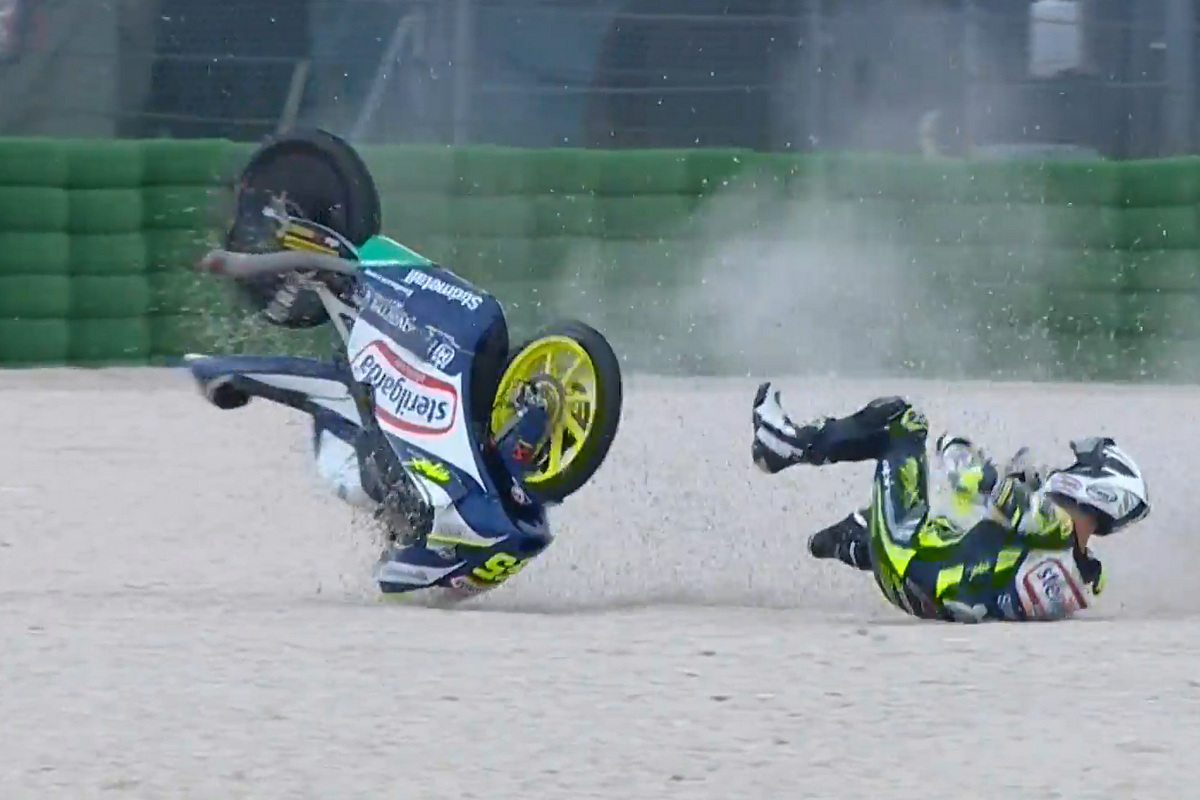 Падение Романо Фенати в 15-м повороте Misano World Circuit Падение Романо Фенати в 15-м повороте Misano World Circuit