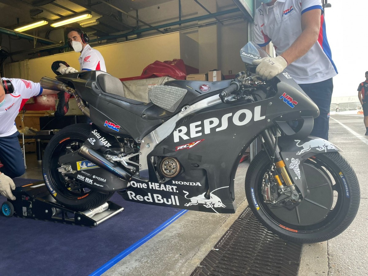 Прототип 2022 года Honda RC213V - новая рама, маятник, аэродинамический обвес, двигатель Прототип 2022 года Honda RC213V - новая рама, маятник, аэродинамический обвес, двигатель