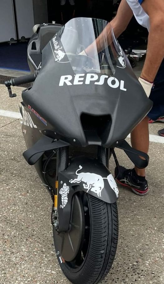 Экспериментальный аэродинамический обвес Honda RC213V на тестах в Мизано Экспериментальный аэродинамический обвес Honda RC213V на тестах в Мизано