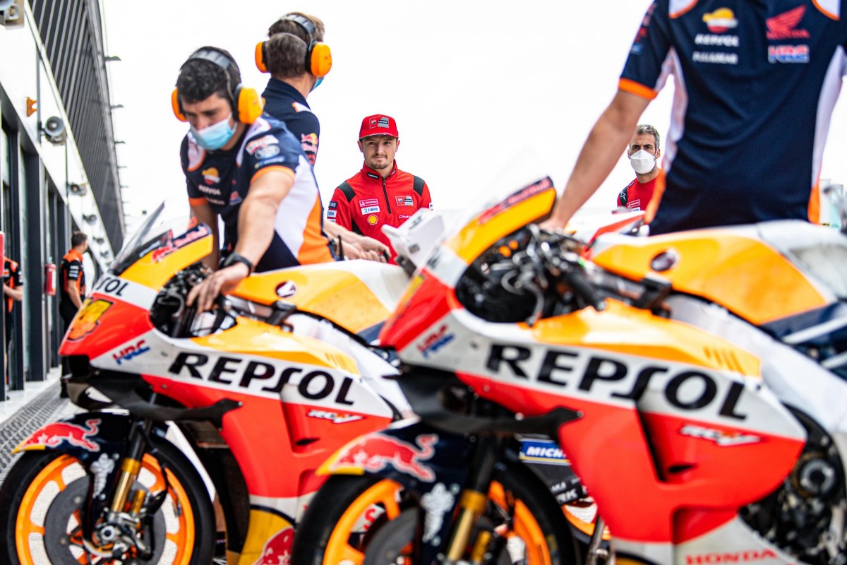 Джек Миллер подсматривает за обновлениями в Repsol Honda: что нового, парни? Джек Миллер подсматривает за обновлениями в Repsol Honda: что нового, парни?