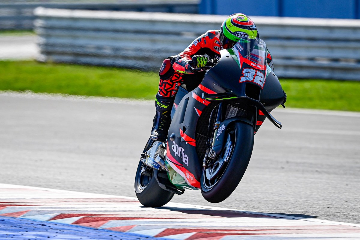 Лоренцо Савадори тестирует новый аэропакет Aprilia Лоренцо Савадори тестирует новый аэропакет Aprilia