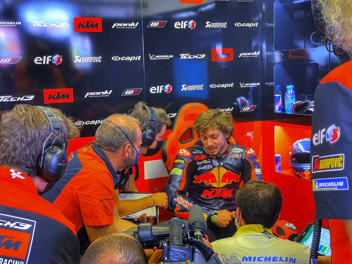 Реми Гарднер обсуждает с инженерами Tech 3 и KTM свои ощущения после первого прохвата на прототипе MotoGP Реми Гарднер обсуждает с инженерами Tech 3 и KTM свои ощущения после первого прохвата на прототипе MotoGP