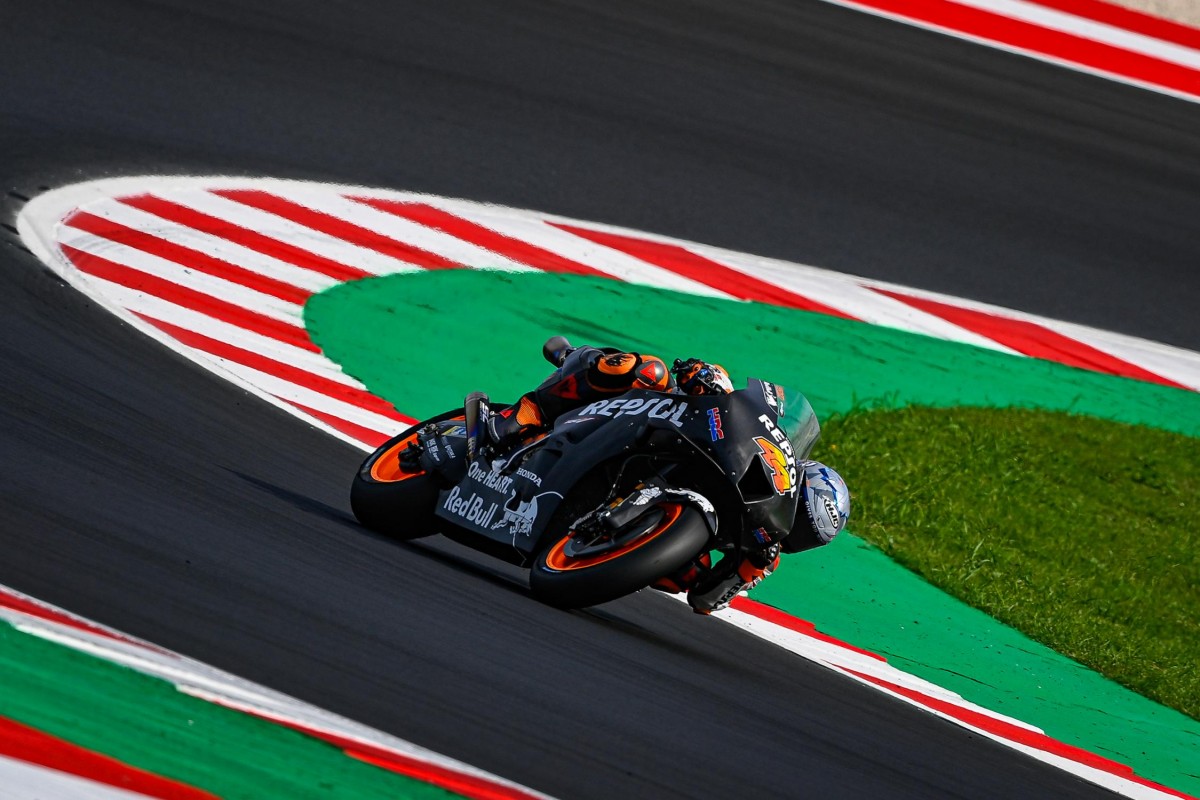 Пол Эспаргаро и новый прототип Honda RC213V модели 2022 года Пол Эспаргаро и новый прототип Honda RC213V модели 2022 года