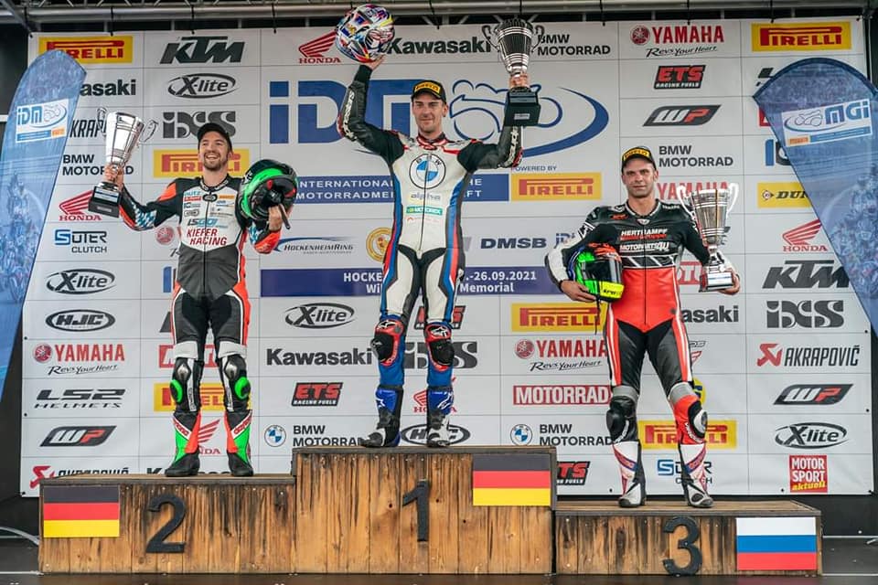 Владимир Леонов на подиуме в финальной гонке IDM Superbike сезона 2021 года Владимир Леонов на подиуме в финальной гонке IDM Superbike сезона 2021 года