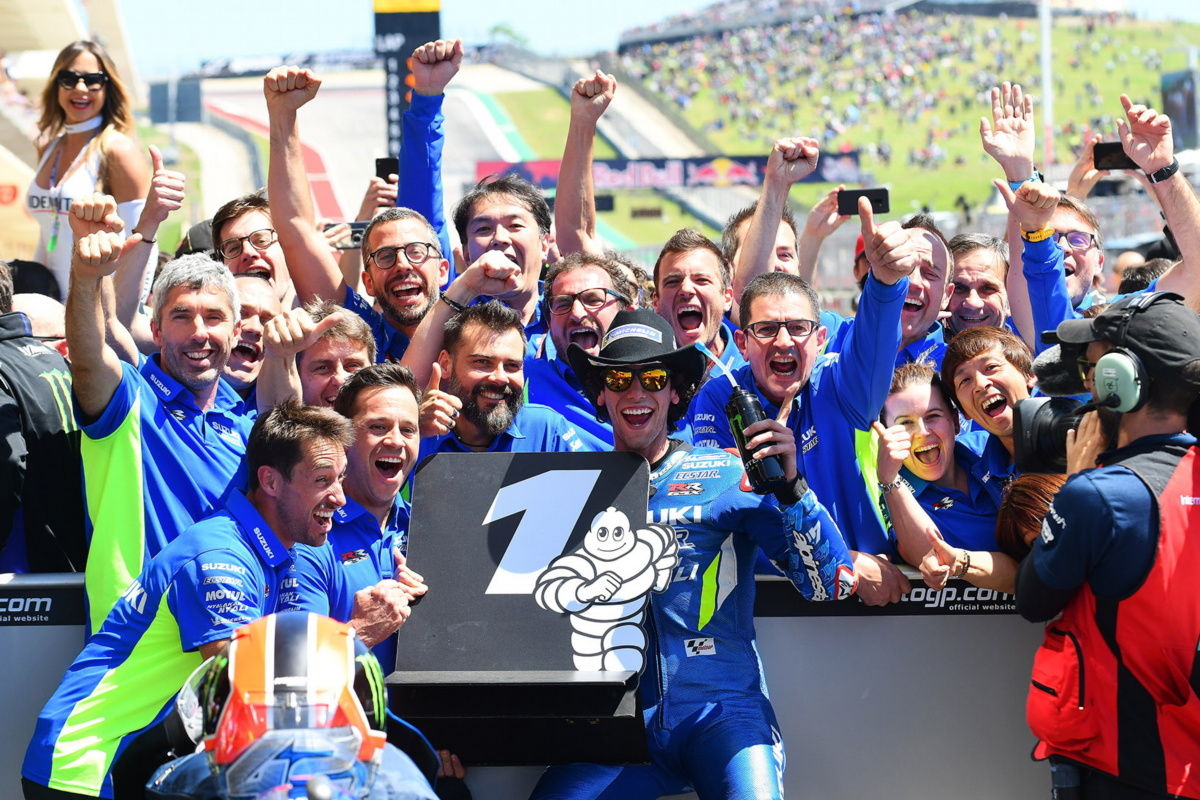 Алекс Ринс и Team Suzuki Ecstar праздную победу в Техасе Алекс Ринс и Team Suzuki Ecstar праздную победу в Техасе
