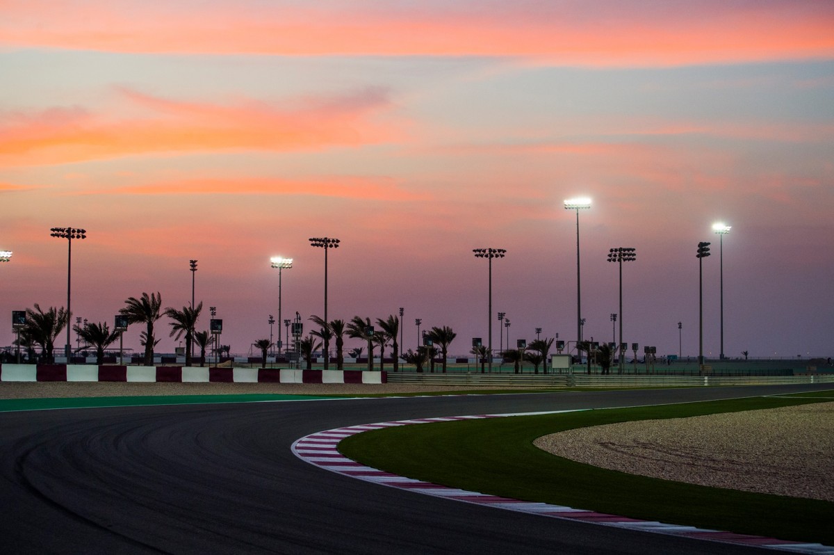 Losail International Circuit прекрасен в вечернее время Losail International Circuit прекрасен в вечернее время