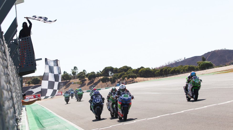 Финиш субботней гонки WorldSSP300 в Портимао: 0.001 секунды, 0.001 секунды, 0.001 секунды... Финиш субботней гонки WorldSSP300 в Портимао: 0.001 секунды, 0.001 секунды, 0.001 секунды...