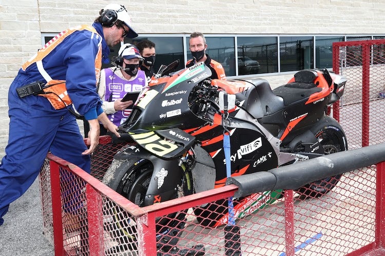 Алеш Эспаргаро трижды отправлял свой RS-GP в низкий полет на кочках Circuit of the Americas Алеш Эспаргаро трижды отправлял свой RS-GP в низкий полет на кочках Circuit of the Americas