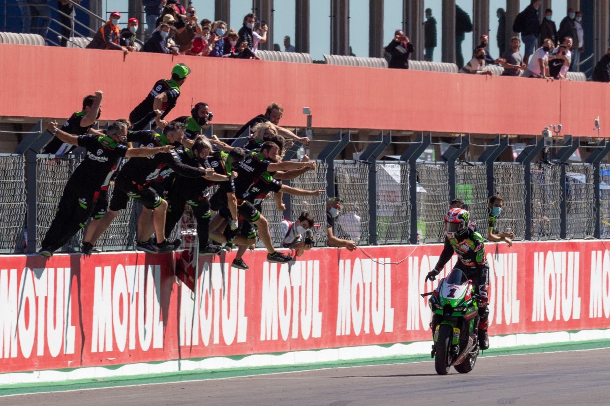 Kawasaki Racing Team встретила Рэя на финише 2-й гонки PRTWorldSBK бурно Kawasaki Racing Team встретила Рэя на финише 2-й гонки PRTWorldSBK бурно
