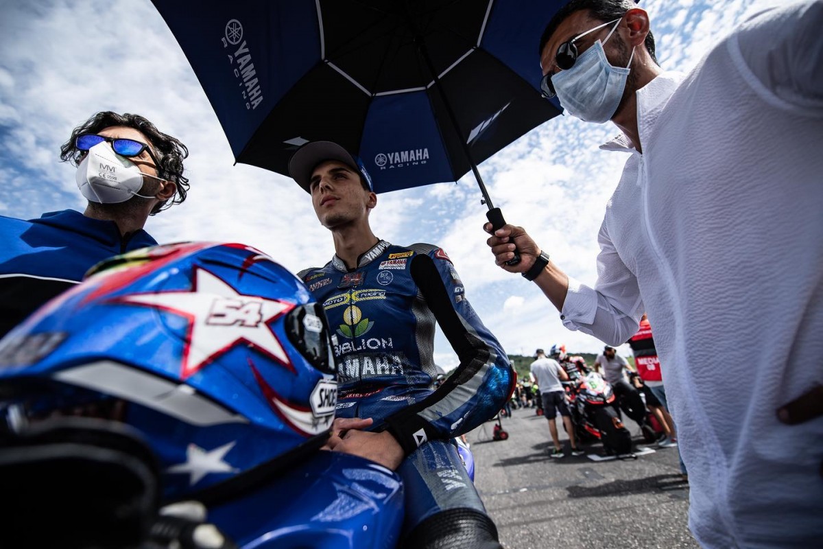 Бахаттин и Кенан Софуглу на стартовой решетке WorldSSP300 Бахаттин и Кенан Софуглу на стартовой решетке WorldSSP300